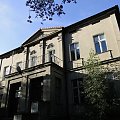 Dąbrówka - dwór wzniesiony po 1895 roku dla Jana Stablewskiego . Po wojnie dwór został częściowo pozbawiony detalu architektonicznego .