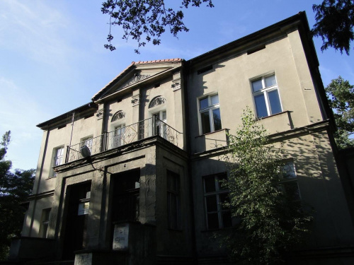 Dąbrówka - dwór wzniesiony po 1895 roku dla Jana Stablewskiego . Po wojnie dwór został częściowo pozbawiony detalu architektonicznego .