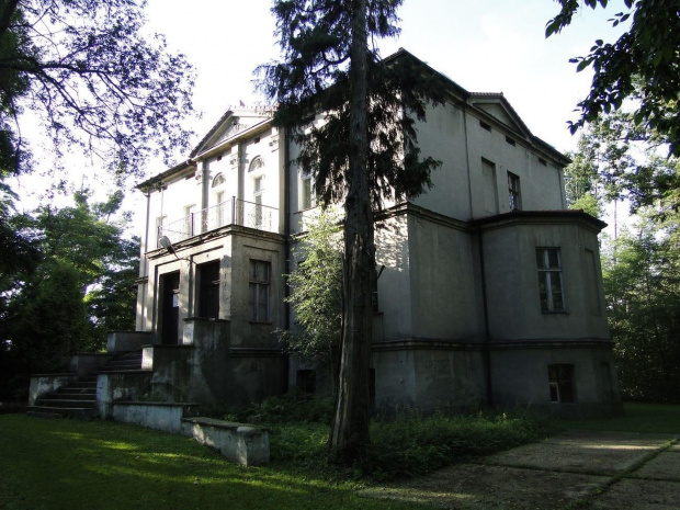 Dąbrówka - dwór wzniesiony po 1895 roku dla Jana Stablewskiego . Po wojnie dwór został częściowo pozbawiony detalu architektonicznego .