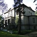 Dąbrówka - dwór wzniesiony po 1895 roku dla Jana Stablewskiego . Po wojnie dwór został częściowo pozbawiony detalu architektonicznego .