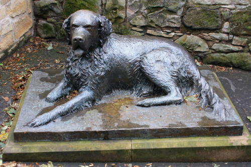 Rzeźba psa u imieniu Burn, znajdująca się w Princess Street Gardens w Edynburgu, Szkocja