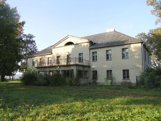 Czachorowo - dwór zbudowany około połowy XIX wieku , rozbudowany po 1890 roku i przebudowany w czasach socjalistycznych ze zniszczeniem dekoracji architektonicznej .