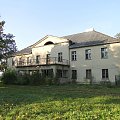 Czachorowo - dwór zbudowany około połowy XIX wieku , rozbudowany po 1890 roku i przebudowany w czasach socjalistycznych ze zniszczeniem dekoracji architektonicznej .