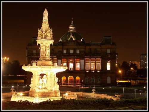 Widok na "People's Palace" i fontannę Królowej Wiktorii w Glasgow Green Park...