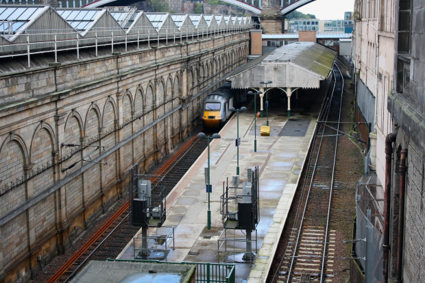 Fragment peronu na dworcu kolejowym Edynburg Waverly, Szkocja