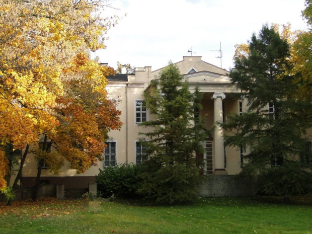 Szelejewo Drugie - pałac w stylu klasycystycznym ; wzniósł go książę Heinrich Schonburg von Waldenburg w latach 1908 - 1910 .