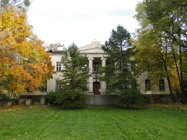 Szelejewo Drugie - pałac w stylu klasycystycznym ; wzniósł go książę Heinrich Schonburg von Waldenburg w latach 1908 - 1910 .