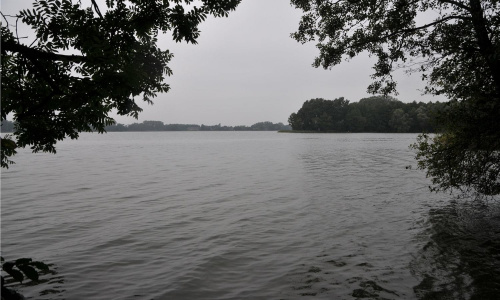 Jezioro podczas deszczu
