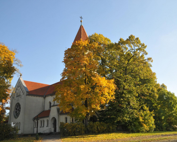 Kościół we Wirach koło Poznania w jesiennej szacie