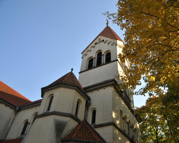 Kościół we Wirach koło Poznania w jesiennej szacie