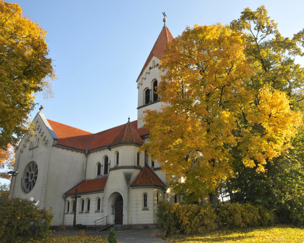 Kościół we Wirach koło Poznania w jesiennej szacie