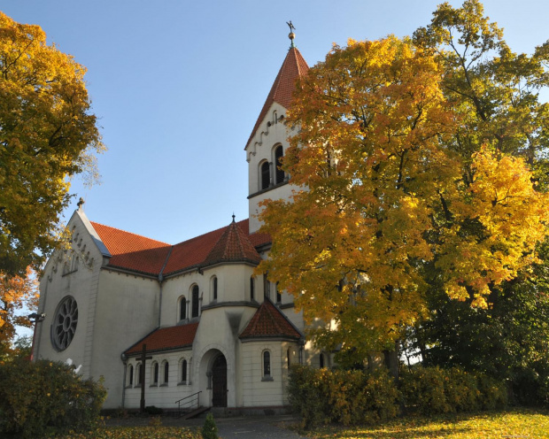 Kościół we Wirach koło Poznania w jesiennej szacie