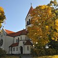 Kościół we Wirach koło Poznania w jesiennej szacie