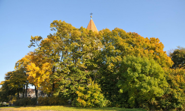 Kościół we Wirach koło Poznania w jesiennej szacie