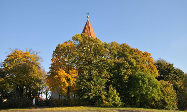 Kościół we Wirach koło Poznania w jesiennej szacie