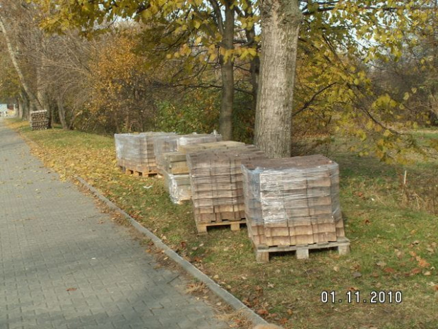 Jednak do Sobieskiego doszliśmy i to na plac budowy. Hania asfaltuje nam ścieżkę rowerową. Chwała jej za to więc Hania na prezydenta