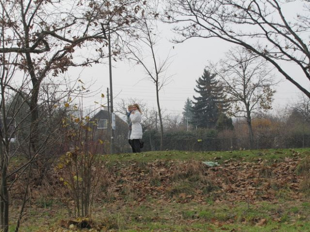 a górą idą dziewczyny i uśmiechają się do bab. Koniec świata - do bab