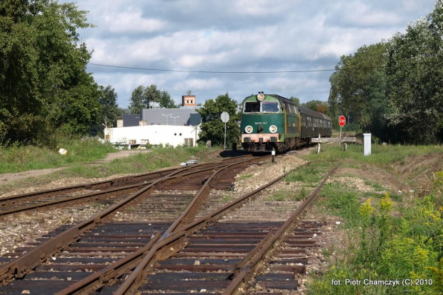 Wyjazd z Piły w kierunku Ujścia - SU45-147 w dniu 19.09.2010 #kolej #SU45 #Piła #Ujście #pociąg