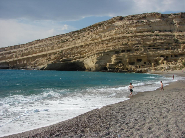 plaża nad zatoką Messaras i skała, klif z grotami rzymskimi, w latach 60-tych zamieszkiwali tam hipisi z calego świata #Matala #Kreta #groty #katakumby #morze #hipisi #plaża #słońce