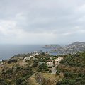 widok na miasteczko Matala nad zatoką Messaras #Matala #Kreta #groty #katakumby #morze #hipisi #plaża #słońce