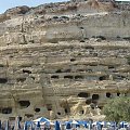 plaża nad zatoką Messaras i skała z grotami rzymskimi, w latach 60-tych zamieszkiwali tam hipisi z calego świata #Matala #Kreta #groty #katakumby #morze #hipisi #plaża #słońce
