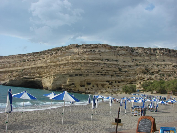 plaża nad zatoką Messaras i skała z grotami, katakumbami rzymskimi, w latach 60-tych zamieszkiwali tam hipisi z całego świata #Matala #Kreta #groty #katakumby #morze #hipisi #plaża #słońce