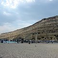 plaża nad zatoką Messaras i skała z grotami rzymskimi, w latach 60-tych zamieszkiwali tam hipisi z całego świata #Matala #Kreta #groty #katakumby #morze #hipisi #plaża #słońce