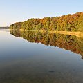 Jezioro Góreckie otoczone lasami w całej swojej urodzie jesiennej