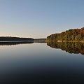 Jezioro Góreckie otoczone lasami w całej swojej urodzie jesiennej