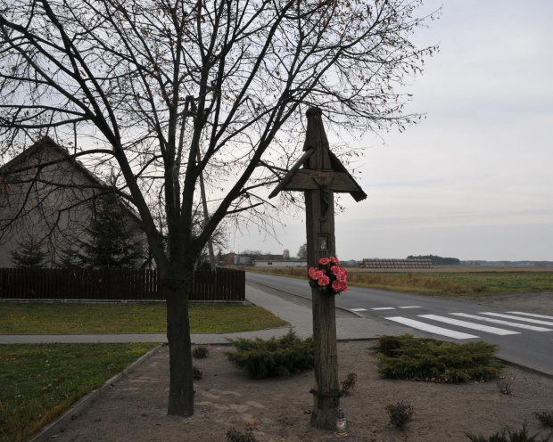 Stary, drewniany, przydrożny krzyż we wsi Witowo