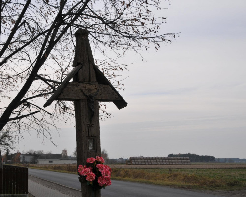 Stary, drewniany, przydrożny krzyż we wsi Witowo