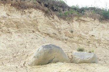 Wystający głaz tworzy okap skalny. #głazy #klif #wyspa