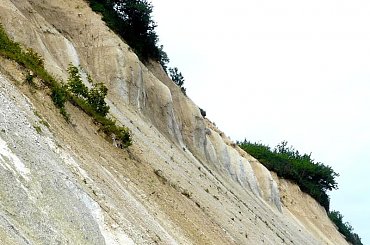 Widać podmywanie klifu przez morze. #klif #wyspa