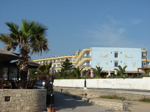 Kato Gouves dla bardziej wybrednych i wymagajacych oferuje hotele z basenami i wewnętrznymi kortami #KatoGouves #Kreta #morze #plaże #Sevini #Grecja #zatoka #kozy