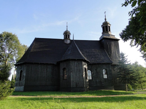 Jeżewo - kościół pw. Wszystkich Świętych ;
wzniesiony w 1740 roku; drewniany z gontowym pokryciem dachu; w ołtarzu głównym barokowy obraz Wojciecha Budzyńskiego. Obok kościoła drewniana dzwonnica z pierwszej połowy XIX wieku.