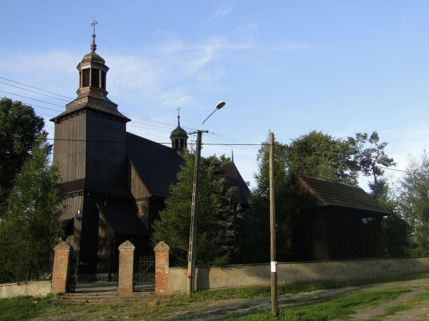 Jeżewo - kościół pw. Wszystkich Świętych ;
wzniesiony w 1740 roku; drewniany z gontowym pokryciem dachu; w ołtarzu głównym barokowy obraz Wojciecha Budzyńskiego. Obok kościoła drewniana dzwonnica z pierwszej połowy XIX wieku.