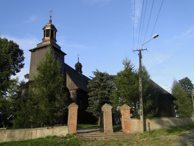 Jeżewo - kościół pw. Wszystkich Świętych ;
wzniesiony w 1740 roku; drewniany z gontowym pokryciem dachu; w ołtarzu głównym barokowy obraz Wojciecha Budzyńskiego. Obok kościoła drewniana dzwonnica z pierwszej połowy XIX wieku.