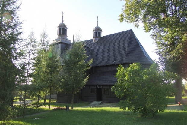 Jeżewo - kościół pw. Wszystkich Świętych ;
wzniesiony w 1740 roku; drewniany z gontowym pokryciem dachu; w ołtarzu głównym barokowy obraz Wojciecha Budzyńskiego. Obok kościoła drewniana dzwonnica z pierwszej połowy XIX wieku.