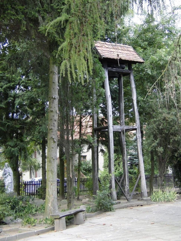 Dzwonnica obok kościoła .