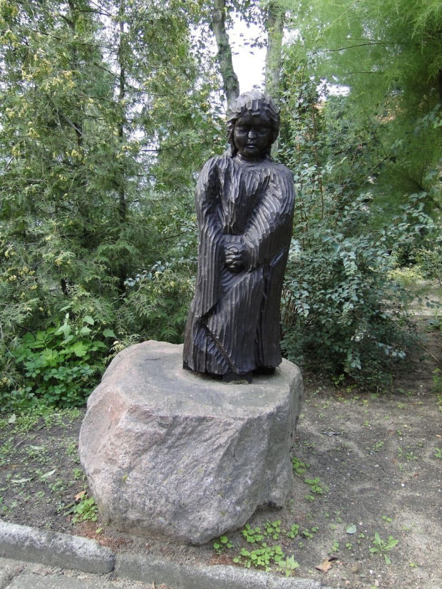 Od 1993 r. wokół kościoła ustawiono drewniane rzeźby Czesława Ptaka z Siedmiorogowa i Benedykta Włodarczaka z Masłowa .