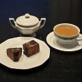 Kawa i ciastka Kora oraz torcik Fedora z poznańskiej cukierni w hotelu Mercure