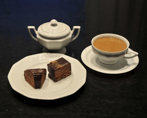 Kawa i ciastka Kora oraz torcik Fedora z poznańskiej cukierni w hotelu Mercure