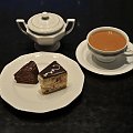 Kawa i ciastka Kora oraz torcik marcepanowy Hetmański z poznańskiej cukierni w hotelu Mercure