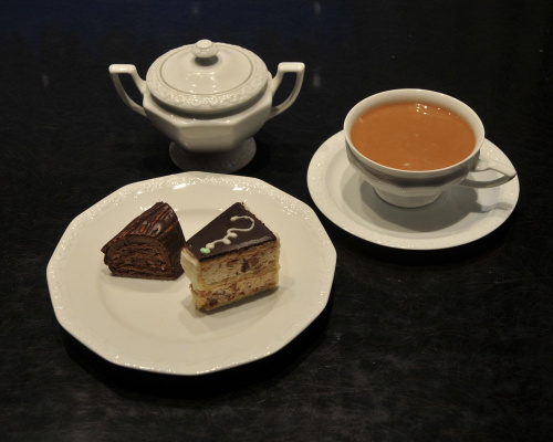 Kawa i ciastka Kora oraz torcik marcepanowy Hetmański z poznańskiej cukierni w hotelu Mercure