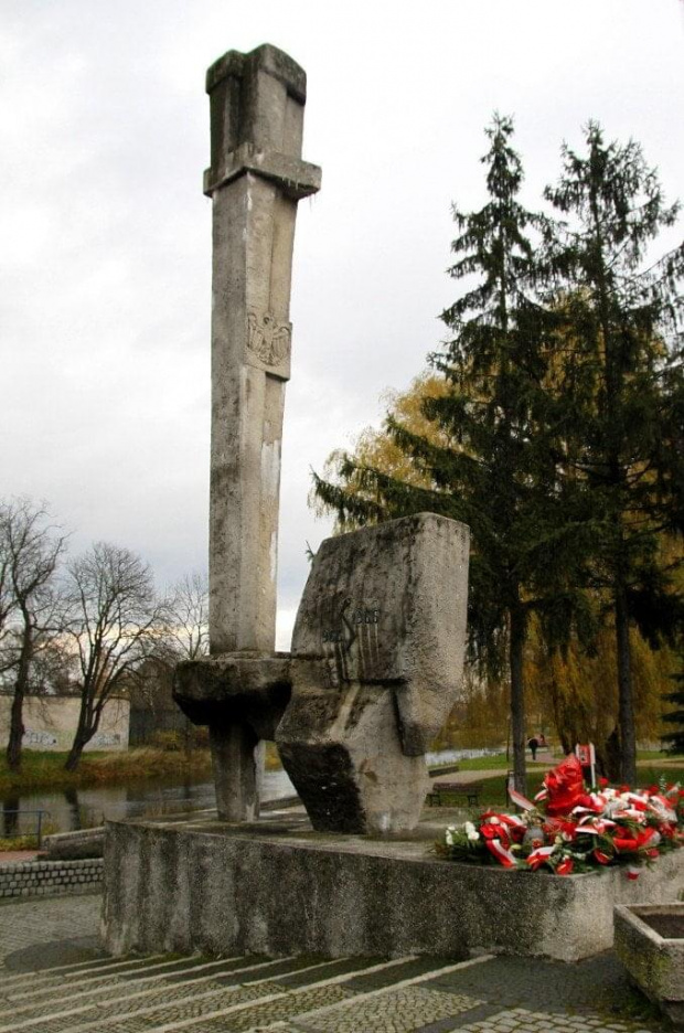Międzyrzecz - Przy Pomniku 1000-lecia w Międzyrzeczu złożono kwiaty i wieńce z okazji Święta Niepodległości.