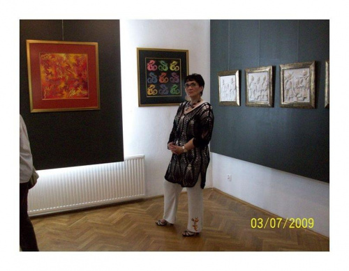 Zdjęcie z wernisażu "Mur chiński"-wystawa czynna w Muzeum w Koszalinie do 20 sierpnia 2009 r.Serdecznie polecam.
P.S.Tunika zrobiona na szydełku-tzw.kord.