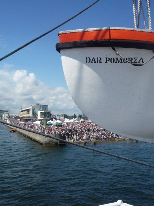Dar Pomorza po latach znowu wychodzi z portu w Gdyni