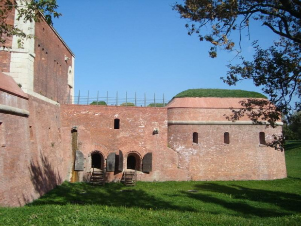 Zamość-Z prrawej Bastion VII z lewej Nadszaniec bastionu VII.