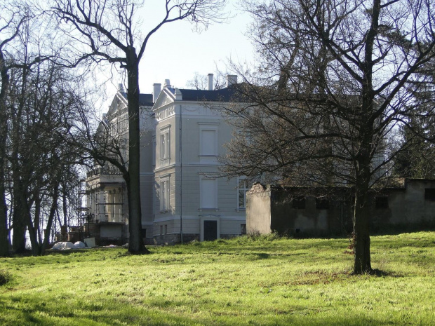 Zalesie - pałac wzniesiony w 1875 roku dla Stanisława Stablewskiego . Kończy się gruntowny jego remont .