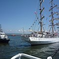 Dar Młodzieży odchodzi od kei przy pomocy holownika